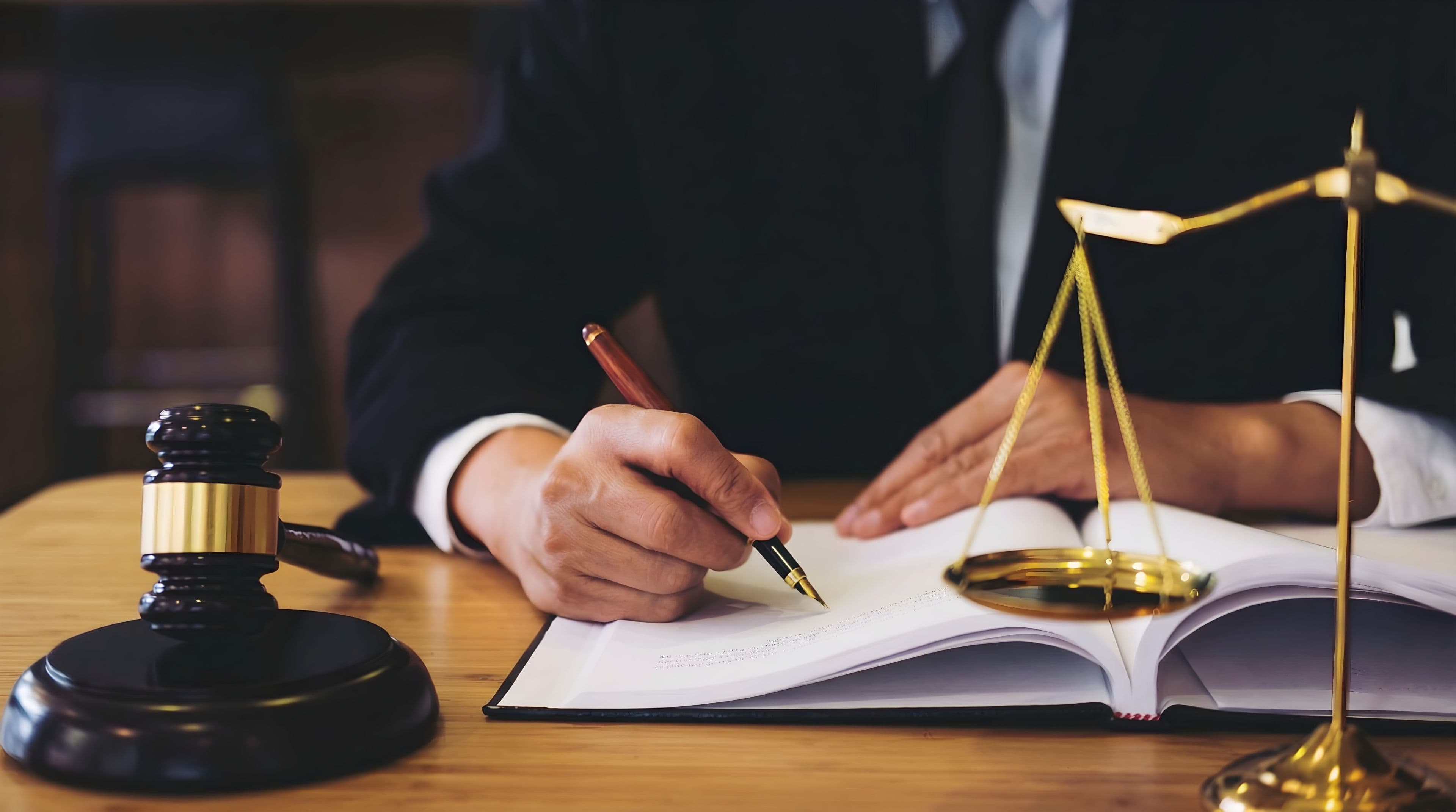 Professionell affärsman i elegant mörk kostym och slips - symbol för juridisk expertis, trovärdighet och professionell rådgivning inom svensk advokat- och juristverksamhet